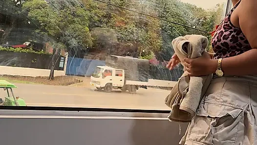 Herkes pencerenin yanından geçerken beni penisime atlatmayı çok seviyor