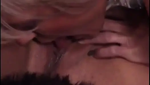 Dövmeli lezbiyen arabada dışarıda tekmeliyor - pirsingli orta yaşlı seksi kadın