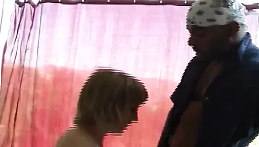 Sarışın orta yaşlı seksi kadın büyük siyah yarakla domalarak sikiliyor