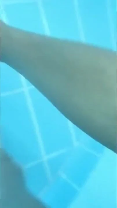 Havuzda mayoların yarağını çekiyor (yarak ve ayaklar su altında)