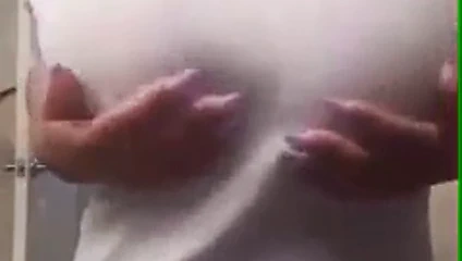 Göğüslerini göster