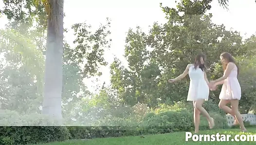 Lezbiyen ateşli kızlar Aidra Fox ve Madi Meadows sert seksin tadını çıkarıyor