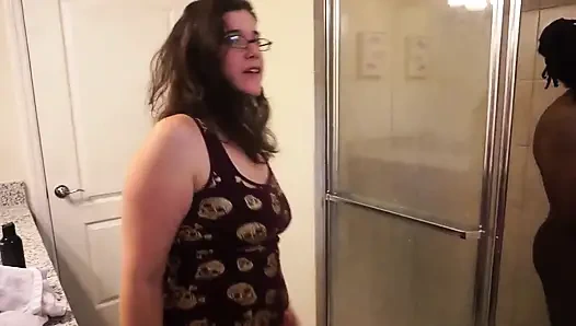 Islak götlü amcık duşta büyük siyah yarağı emmeyi seviyor