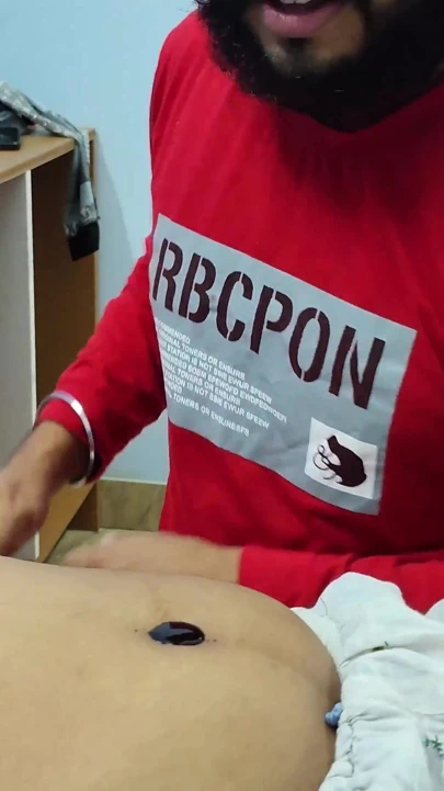 Bdsm eli bağlı ve göbek deliğinden çikolata yalıyor