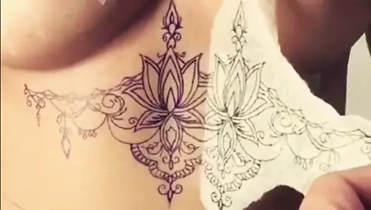 Büyük memeler bebeğim mürekkepleniyor