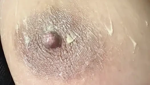 Ateşli seksi sarışın büyük meme ucunu kremle dolduruyor