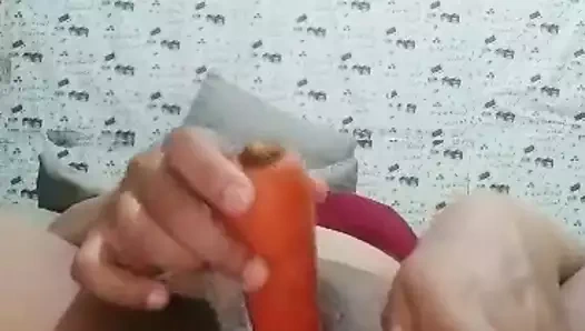 Müslüman tesettürlü kız Jannat Mirza salatalık ile mastürbasyon yapıyor