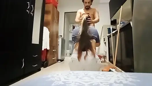 İnanılmaz! Üvey teyzem çıplak tuvalet yaparken eve geldi ve tuzağa düştü