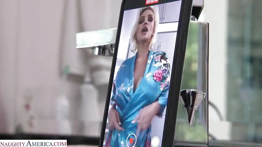 Charli Phoenix, kocasının arkadaşı Ryan'ı katılımsız bir işle ilgilenmesi için sikiyor