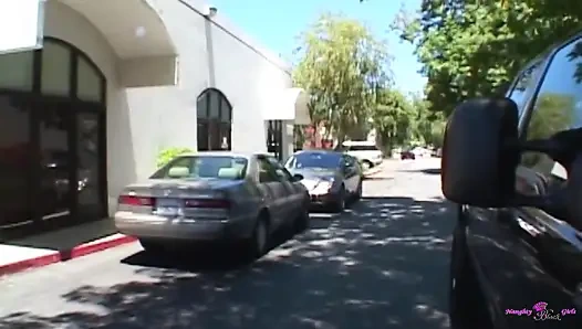 Bu kızıl saçlı hatun sakso çekmeye geldi ama bir yarak tarafından tamamen parçalandı