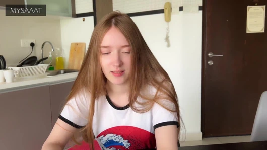 Üvey kız kardeş satrançta kayboldu ve amına iki kez boşalıyor