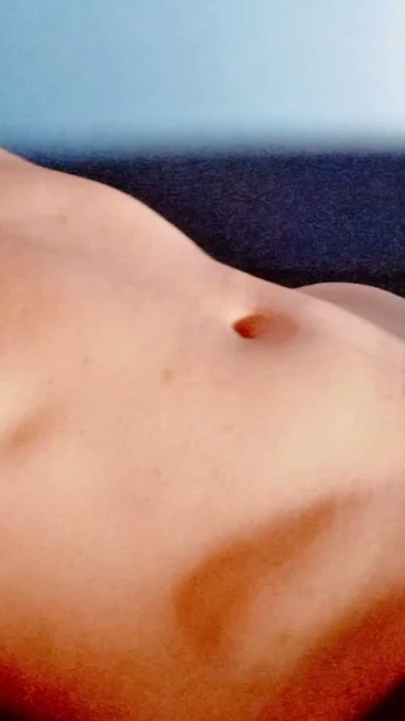 Seksi twink femboy, sıcak siyah tanga içinde pürüzsüz mükemmel karın kaslarıyla mükemmel meme uçlarıyla oynuyor | Klip 1