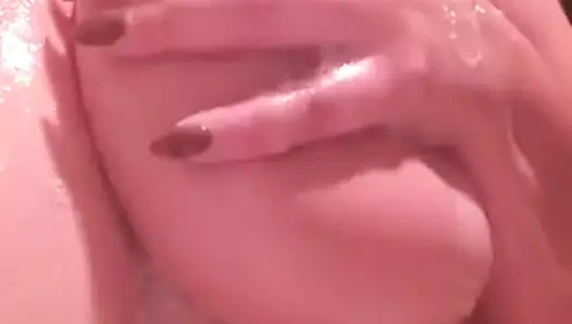 Büyük sabunlu duş göğüsleri