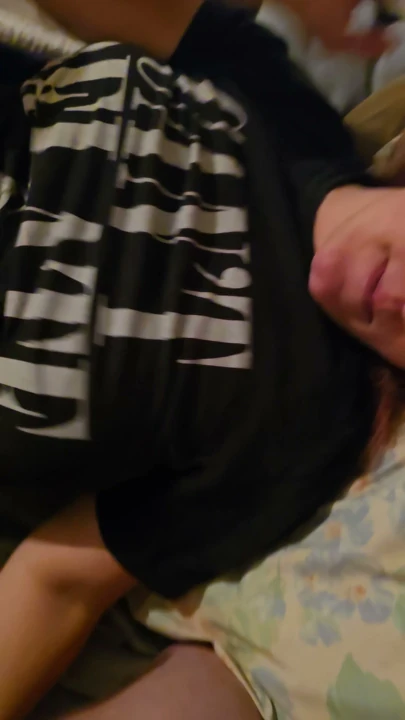 Jakeharmaniowa, büyük memeli milf ThatOneBinch ile eğleniyor