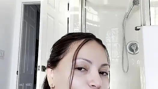 Tombul latin banyoda ıslak amcığı sikiyor