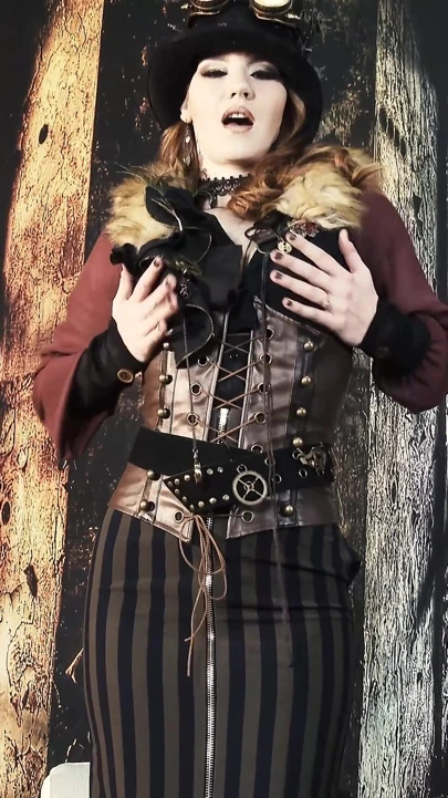 374 Elena Vega teknede Steampunk kostümü içinde korsan kız olarak