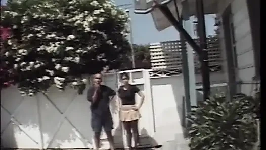 Güzel memeli esmer bal yatakta iki yarakla sert sikiliyor
