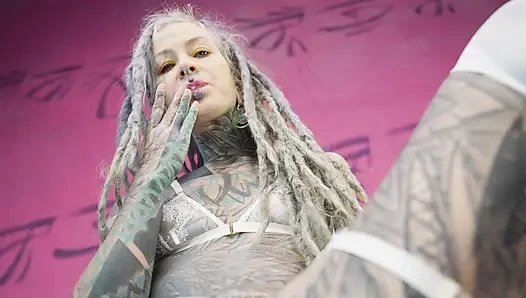 Aşırı dap ve büyük fışkırtma ile gırtlağına kadar üçlü seks