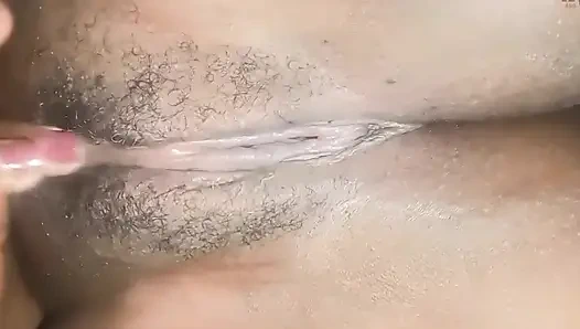 Amcığıyla oynuyor