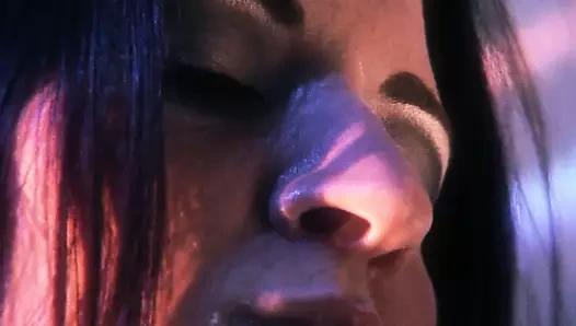 Hareketli memeli esmer kadın yarağa binerken amını ovuyor