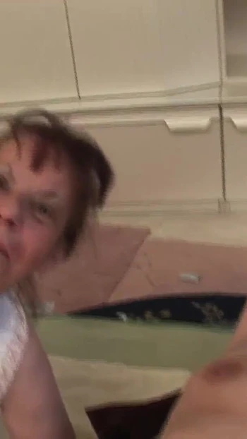 Знаковый момент из "Немецкие бабушки трахают овощи за обеденным столом"