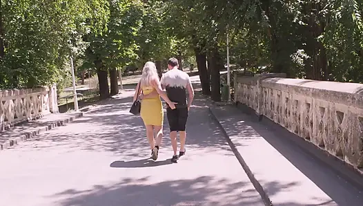 Büyük memeli sarışın orta yaşlı seksi kadın kanepede kalın yarağa biniyor