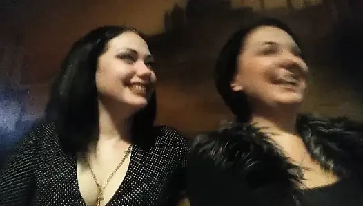 Kulüpte konuşan ve sigara içen nargile ve sigara