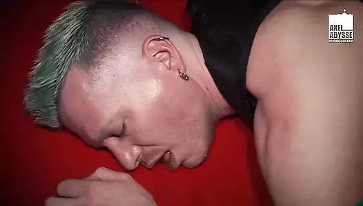 Kaslı axel abysse biraz yoğun yumruk sokma için geniş deliğini açıyor