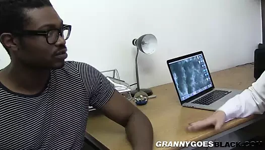 Puma alır KEDİ yemiş ve parmaklı