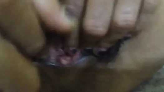 Amına parmak sokuyor ve amcık suyunu çıkarıyor