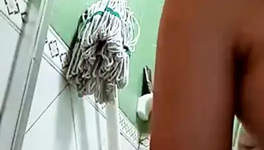Götlü banyo yapmak istiyor .sikimi görmeni istiyor