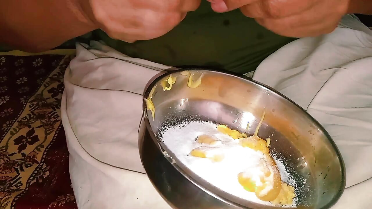 Yenge göğüslerine krem ve amına krem sürerek ısınıyor