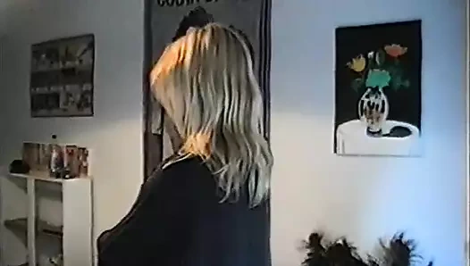 Sana bir porno sitesinde kendini göstermek için büyük bir istek duyan gerçek bir sarışın peri olan Adriana'yı sunuyorum