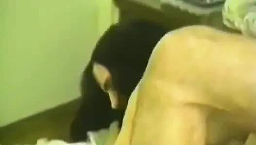 Azgın bir esmer yüze boşalmak için sikiliyor