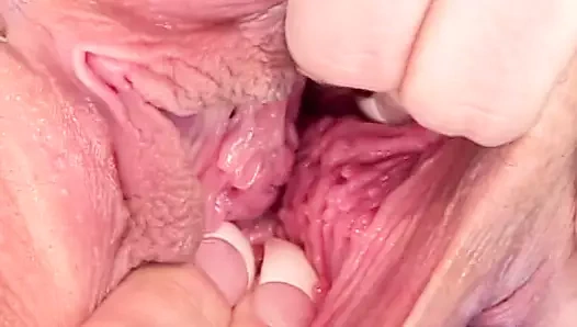 Seksi küçük Asyalının her iki sikiş deliğini genişleten kalın bir yarağı var