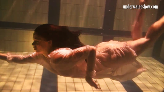 Babes yüzer ve su altında çıplak olsun