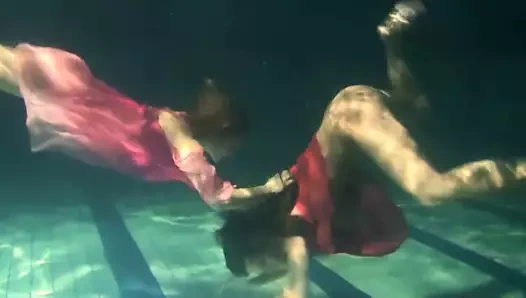 iki sıcak lezbiyenler sualtı dokunmadan birbirlerine