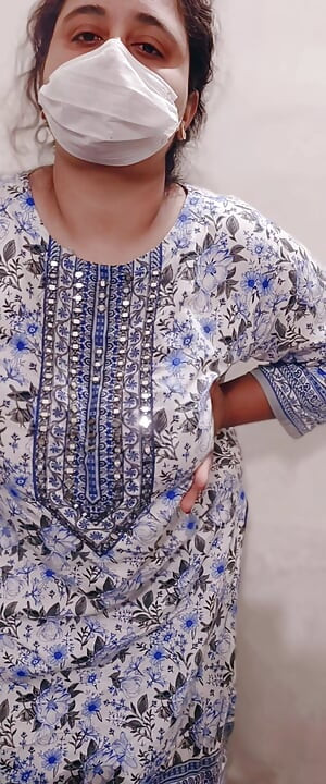 Pakistanlı ateşli model Zara Khan büyük karpuzunu gösteriyor