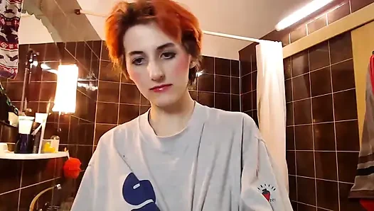 Saçımı kamerada tekrar kırmızıya boyatıyor
