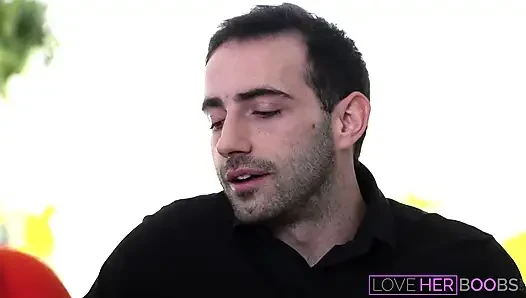 Büyük yumuşak doğal göğüsleriyle anlaşmayı bitiriyor