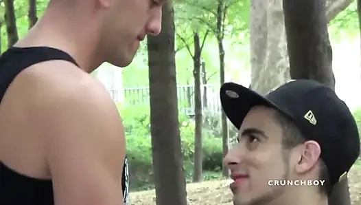 Arap heteroseksüel oğlanı spor ayakkabıyla sikiyor