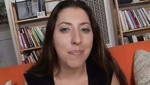 Seksi fahişe sıkı ıslak amcığıyla sert direğe biniyor