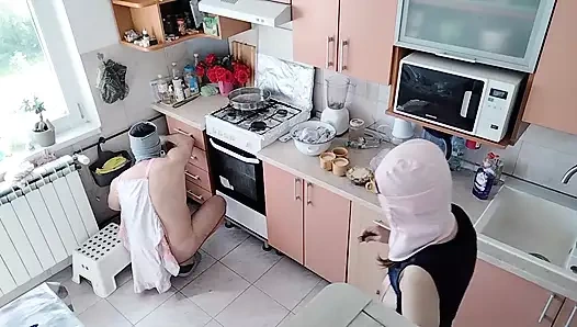 Hot amateur couple having fun in the kitchen. Sexy mom having breakfast in the bedroom, hairy pussy, big tits, big ass.