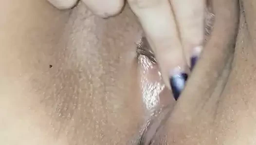 Sie spielt an sich rum 3