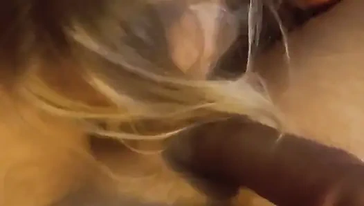 Seksi amatör sarışın emmeyi ve hepsini yutmayı seviyor