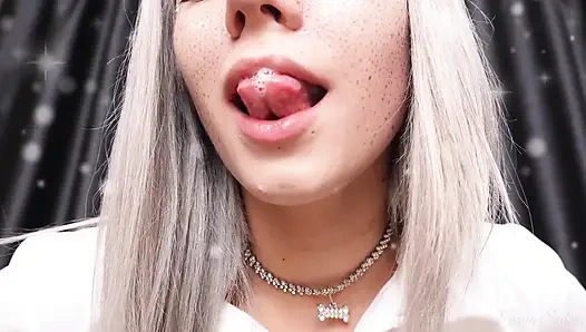 Boşalmayı yutuyor ve üzerine sürüyor!