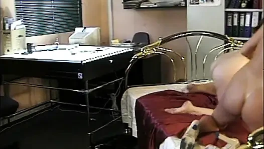 İki azgın lezbiyen birbirleriyle seks yapmak için mutlu