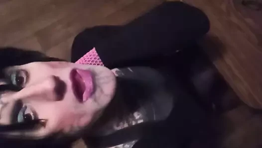 Korkak büyükanne genç seksi adamların ağzına boşalması için yalvarıyor!