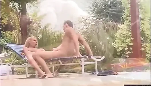 Büyük memeli sarışın orta yaşlı seksi kadın kaslı dövmeli tarafından sert sikiliyor