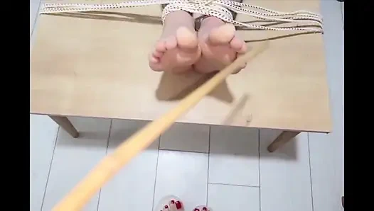 Hizmetçim emirlerime itaat etmediği için onu böldü